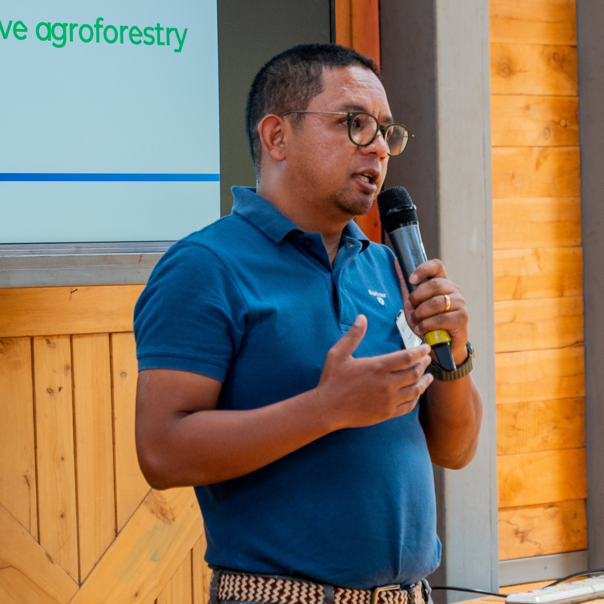 Fenohery Rakotondrasoa speaking with a microphone.