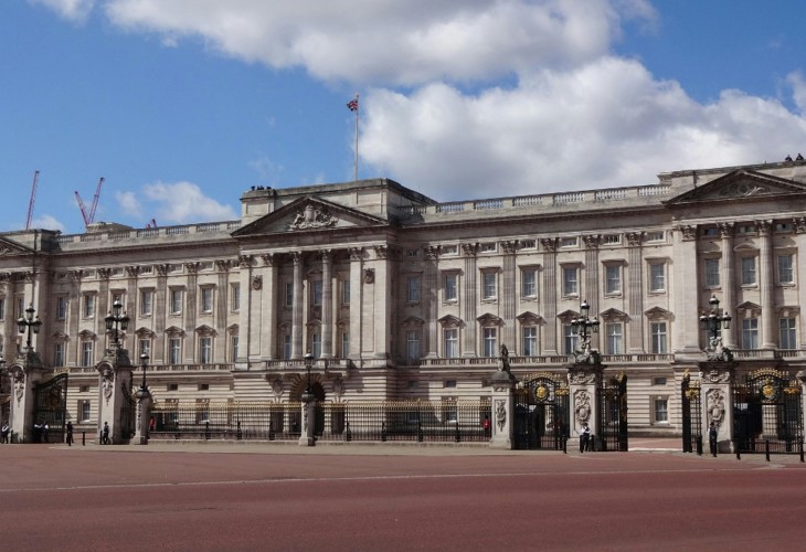 A picture of Buckingham Palace against a blue sky background